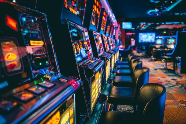 Capsa Susun live table on mpored slot showing multiple players and dealer