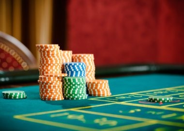Ocean King live table on mpored slot showing multiple players and real dealer